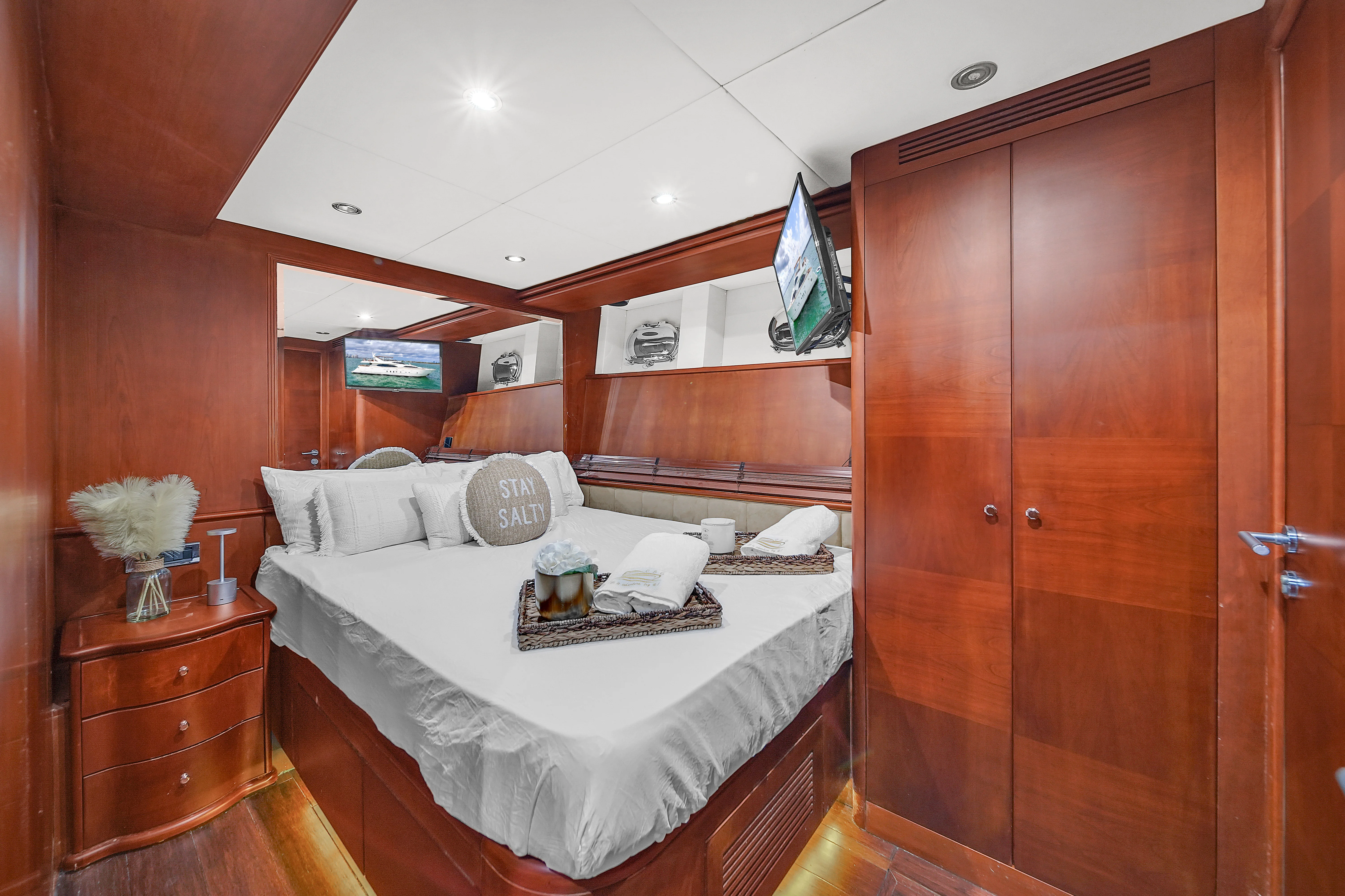 105ft Azimut Daniela cabin details